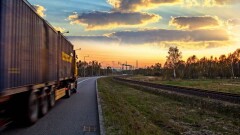 В ВКО возле обочины дороги нашли оставленные без присмотра мешки и коробки со взрывчаткой