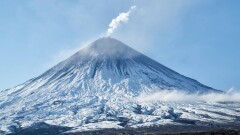 На Камчатке началось извержение самого высокого вулкана в Евразии