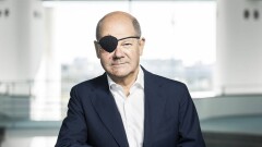 "С нетерпением жду мемов". Канцлер Германии опубликовал фото с травмированным глазом
