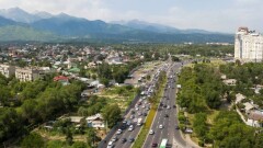 Воду объёмом в два олимпийских бассейна ежедневно тратят на мытьё дорог и тротуаров в Алматы