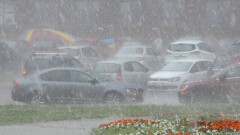 С улиц Шымкента откачивают воду после сильного ливня с градом