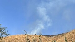 В горах Алматы горит сухая трава, есть угроза распространения пожара на жилые дома