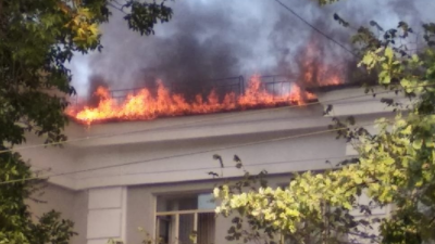 В Алматы загорелась кровля здания на Назарбаева – Кабанбай батыра