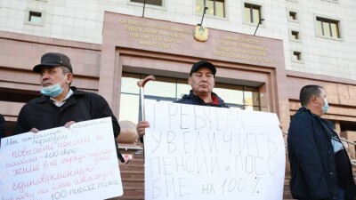 "Чиновники тратят 35 тысяч на обед, а мы живём на них месяц". Люди с инвалидностью вышли на митинг