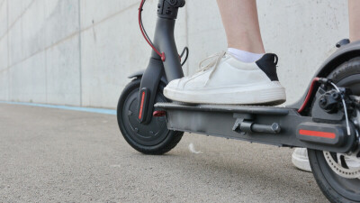 В компании Jet Kazakhstan показали сломанные самокаты и попросили клиентов не кататься на них вдвоём