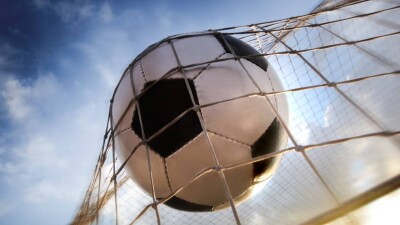 В Актау на парня упали футбольные ворота, он скончался