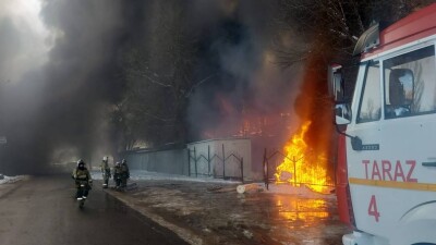 В Таразе произошёл крупный пожар на рынке Аксай
