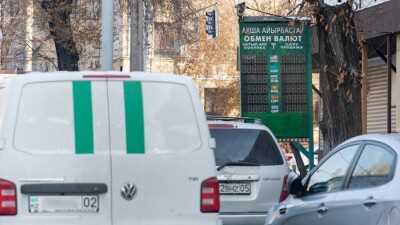 В обменниках Казахстана доллар продаётся за 520 тенге