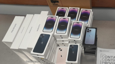 В аэропорту Алматы задержали контрабандную партию iPhone 14 из Дубая