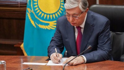 Токаев подписал закон о фискализации онлайн-переводов бизнеса и налоге на Google