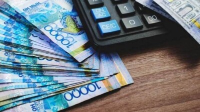 Кому в Казахстане снизили зарплату в августе