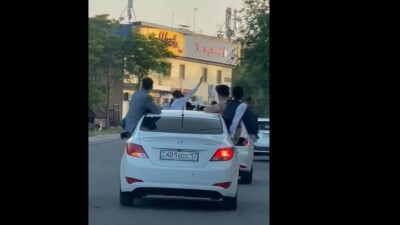 В Шымкенте кортеж с выпускниками, высунувшимися из окон авто, попал на видео. Водителей наказали