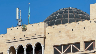 От здания акимата в Туркестане после критики Варламова решили отпугивать птиц