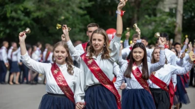 Во всех казахстанских школах для выпускников прозвенел последний звонок