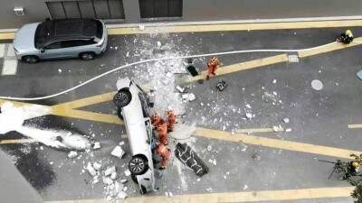 В Китае электрокар с двумя сотрудниками Nio упал с третьего этажа офиса компании