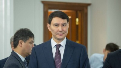 Министр финансов ответил, когда тенге перестанет зависеть от рубля и доллара