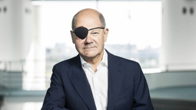 "С нетерпением жду мемов". Канцлер Германии опубликовал фото с травмированным глазом