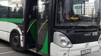 В Нур-Султане из-за снегопада задерживаются автобусы, участились ДТП