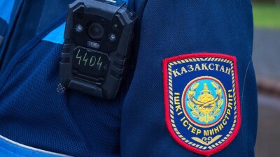 Шестерых полицейских приговорили к лишению свободы за пытки. Осуждённые устроили потасовку в зале суда
