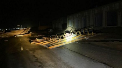 В Мангистауской области сильный ветер сносит крыши домов и заборы