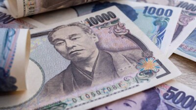 Японская иена обвалилась к доллару до минимума за 24 года