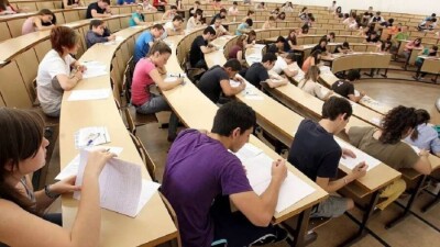С 1 сентября студентам казахстанских вузов повысят стипендию на 20%
