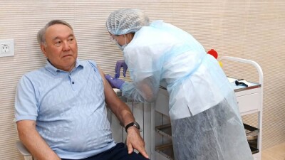 Нурсултан Назарбаев получил прививку против Covid-19
