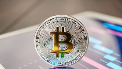 За сутки стоимость биткоина упала почти на 10%