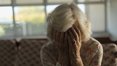 1,5 млн тенге для мошенников: менеджер банка не позволил пенсионерке взять кредит и вызвал полицию