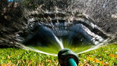 Из-за нехватки воды астанчан просят поливать огороды ночью и заниматься бытовыми делами в будни