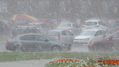 С улиц Шымкента откачивают воду после сильного ливня с градом