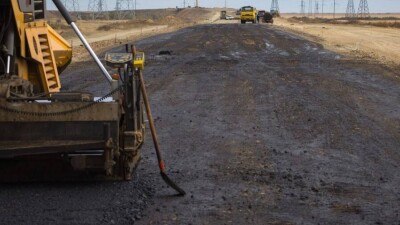 Ремонт за 700 млн тенге: в СКО дорогу засыпали щебнем, который портит автомобили