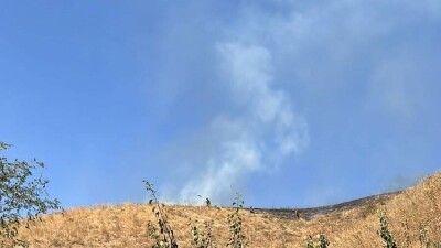 В горах Алматы горит сухая трава, есть угроза распространения пожара на жилые дома