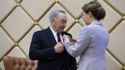 Нурсултана Назарбаева лишили звания почётного сенатора