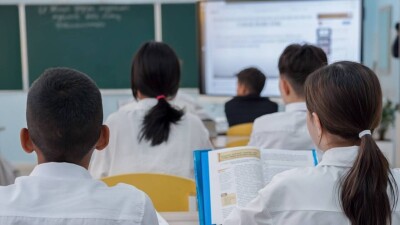 Ученик столичной школы упал в лестничный пролёт. Его толкнул одноклассник