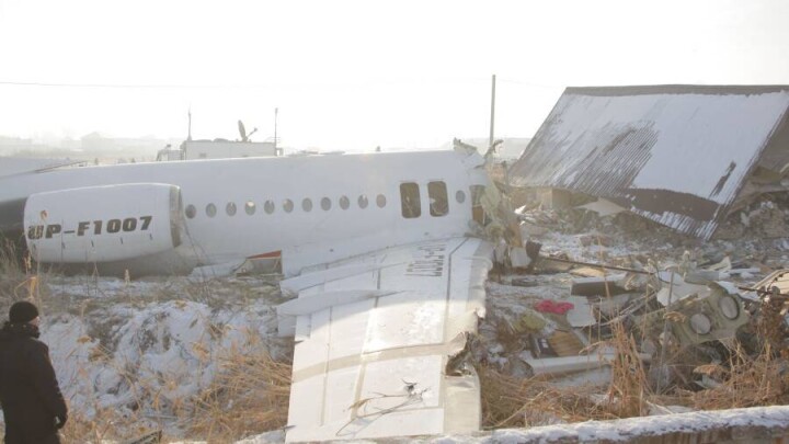 Семье пилота самолёта Bek Air, потерпевшего крушение под Алматы, выплатят 4 млн тенге из резерва правительства