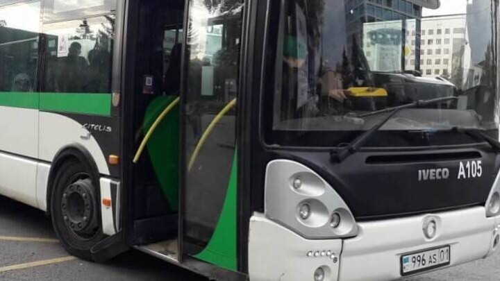 В Нур-Султане из-за снегопада задерживаются автобусы, участились ДТП