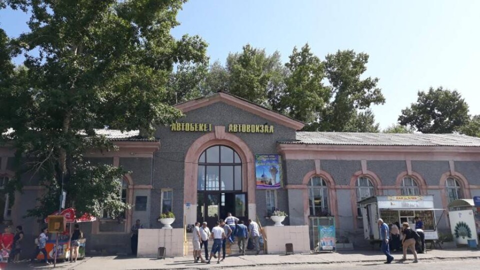 В Усть-Каменогорске людей эвакуировали из здания вокзала из-за треснувшего потолка