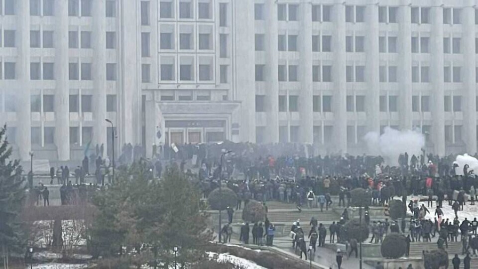 Комендатура Алматы: Митингующие врываются в поликлиники, громят оборудование