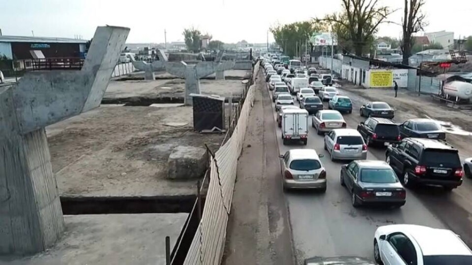 Развязку возле рынка "Алтын Орда" в Алматы не успевают сдать в срок