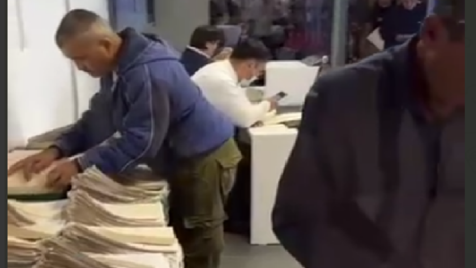 Видео с копающимися в чужих документах посетителями ЦОНа прокомментировала госкорпорация