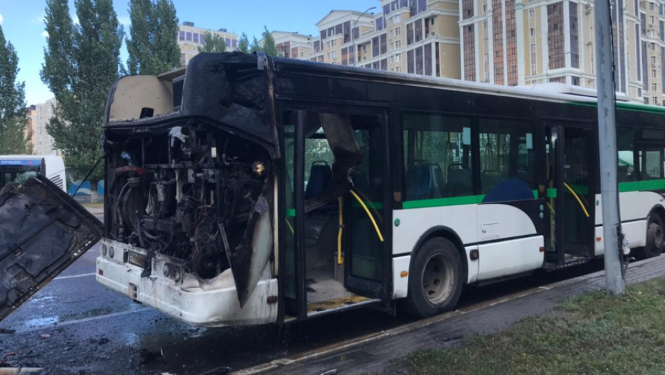 В столице загорелся автобус