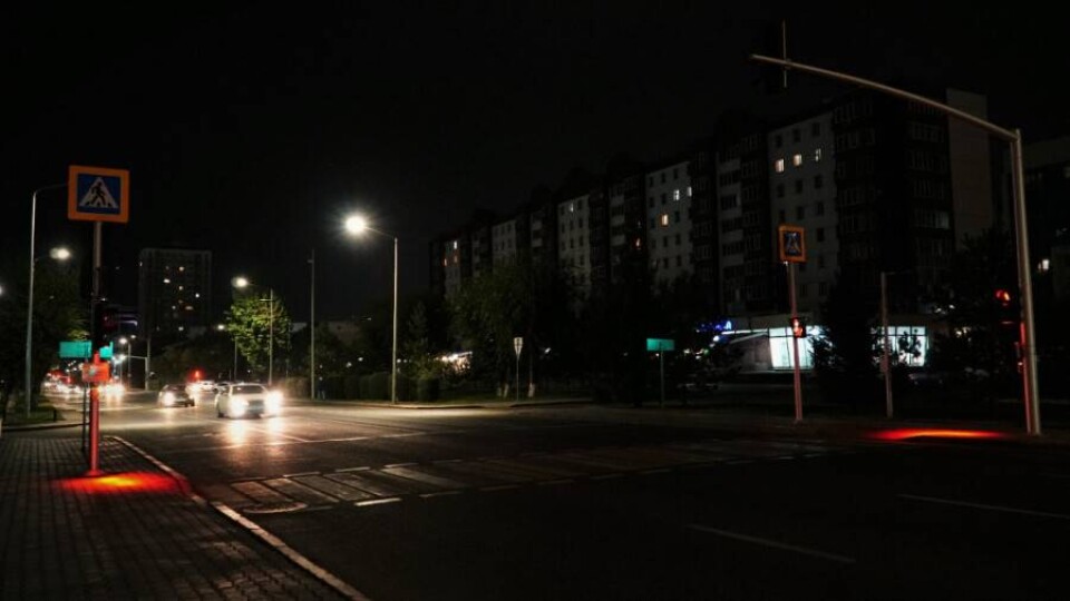 В Нур-Султане установили светофоры для пешеходов, которые постоянно смотрят в телефоны
