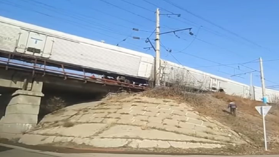 Вагоны сошли с рельсов на мосту в Алматинской области