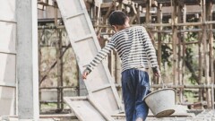 В Казахстане дети работают бесплатно или за копейки. Как защитить права трудящихся подростков