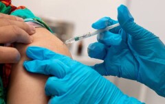 Укол доверия. Медики вакцинировались и призывают последовать их примеру