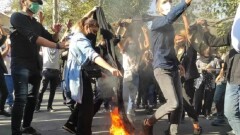 "Лучше смерть, чем унижение". В Иране к массовым протестам присоединились студенты