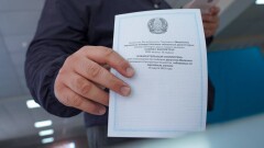 "Немного поторопилась". Члену избиркома в Алматы вынесли предупреждение за заранее подписанный бюллетень