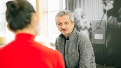 “Человек Летучая Мышь против Леонида Ильича Брежнева”. Константин Богомолов рассказал о спектакле, который привёз в Казахстан