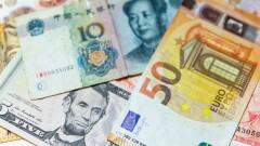 Почему казахстанцы массово скупают валюту